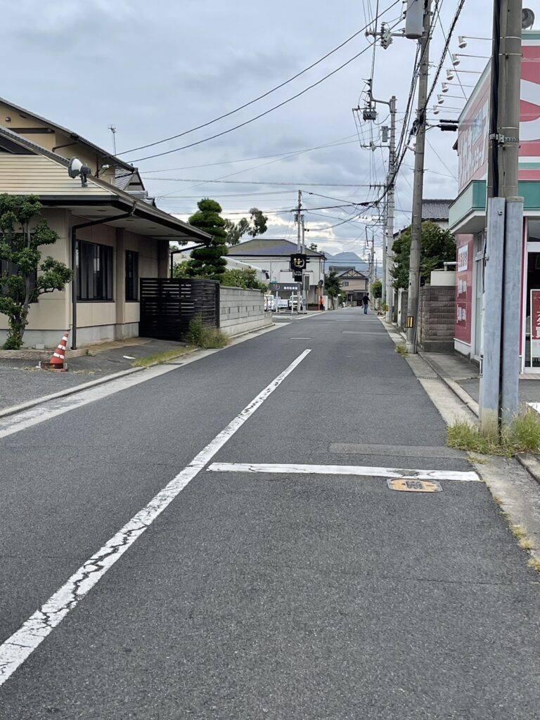 レインボー通り、松縄町、熊野神社南交差点、信号下に看板がございます。
