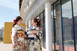 白色の振袖と紺色の振袖