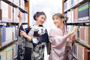 紺色の振袖とピンクの振袖