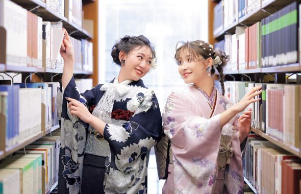 紺色の振袖とピンクの振袖