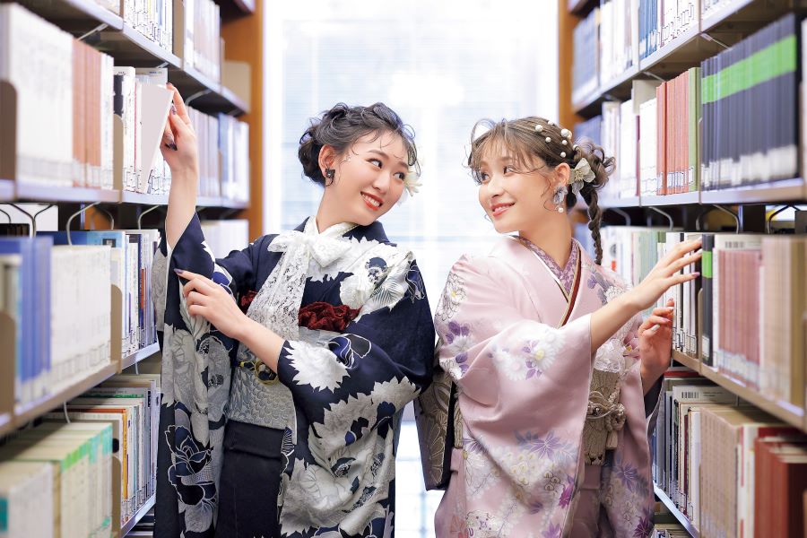 紺色の振袖とピンクの振袖