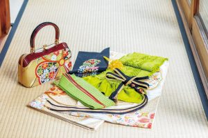 振袖用の帯、帯〆、帯揚、重衿、半衿、バッグの写真