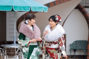 緑の振袖と赤の振袖のコーディネート